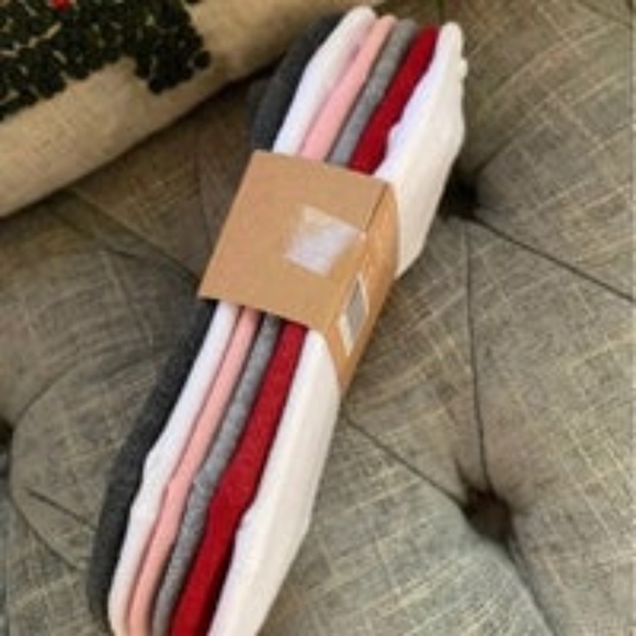 Rae Dunn Valentine’s Day sock pack of 6 be mine - Picture 2 of 7